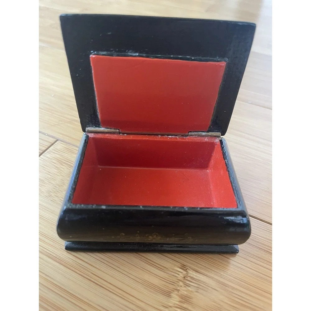 Vintage Russian Lacquered Hand Painted Hinged‎ Trinket Box Artist Signed